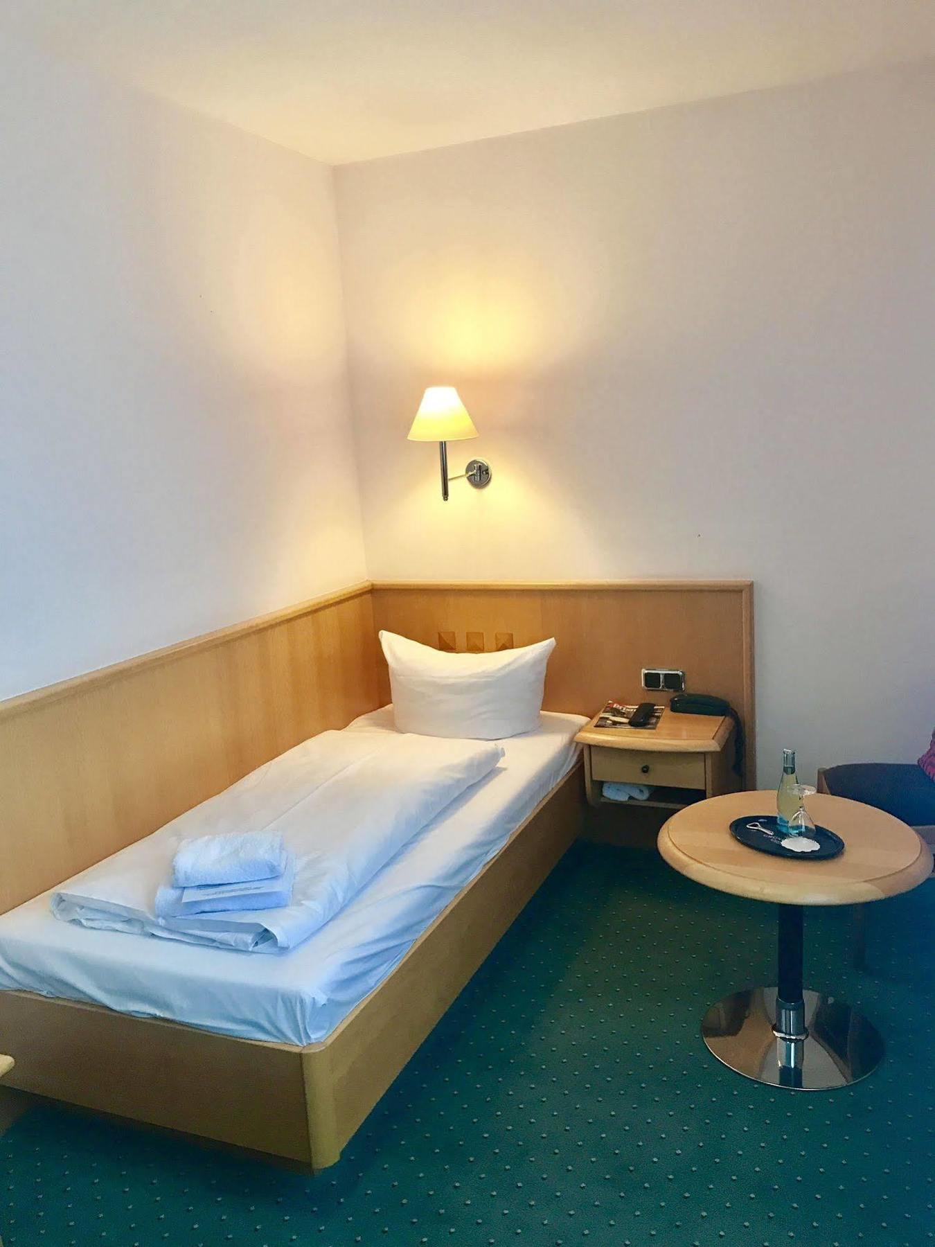 Hotel Berlin - Greenline Hotel Zossen Buitenkant foto