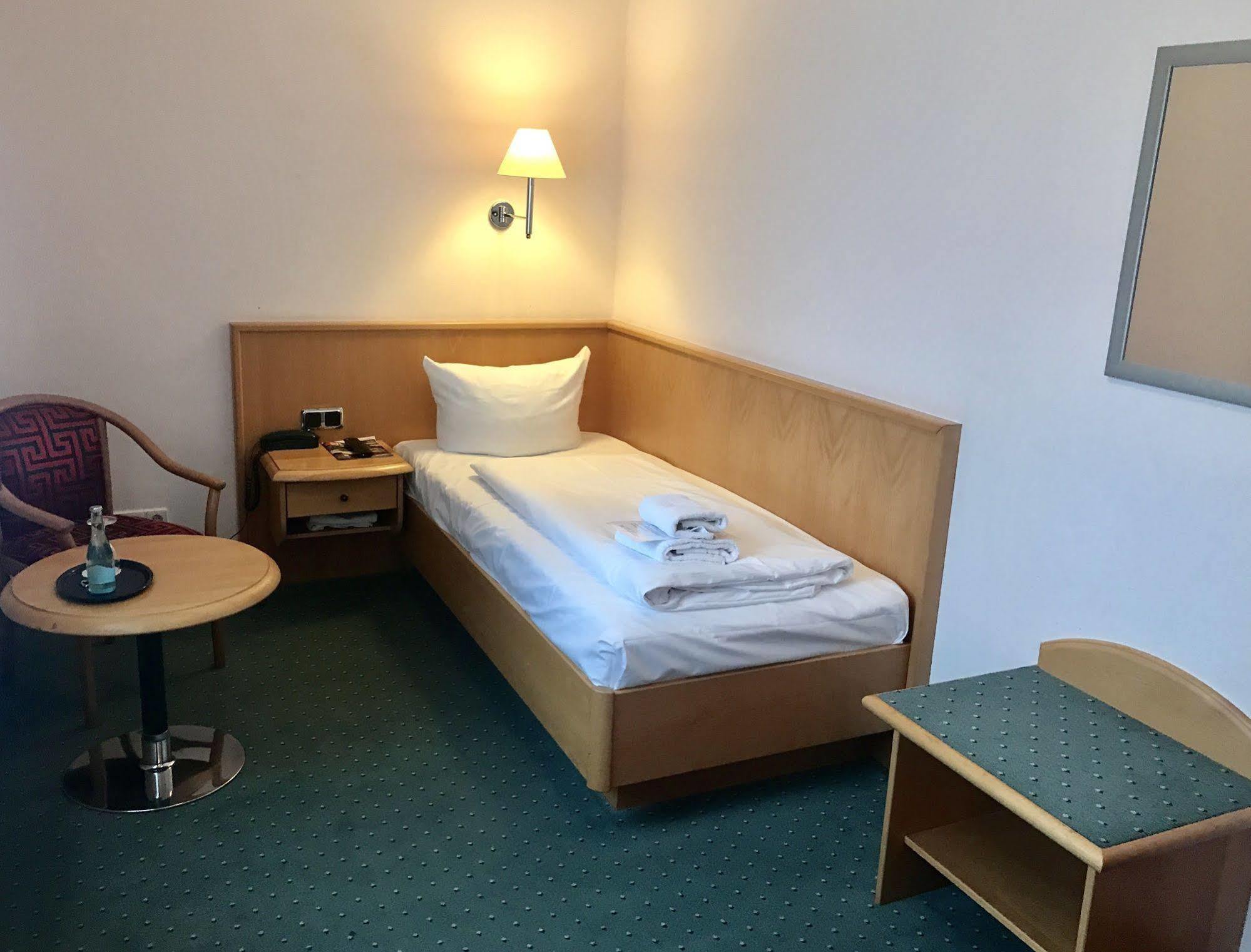 Hotel Berlin - Greenline Hotel Zossen Buitenkant foto
